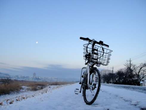 サイクリングロードは凍ってますが、平気で電チャリです。
